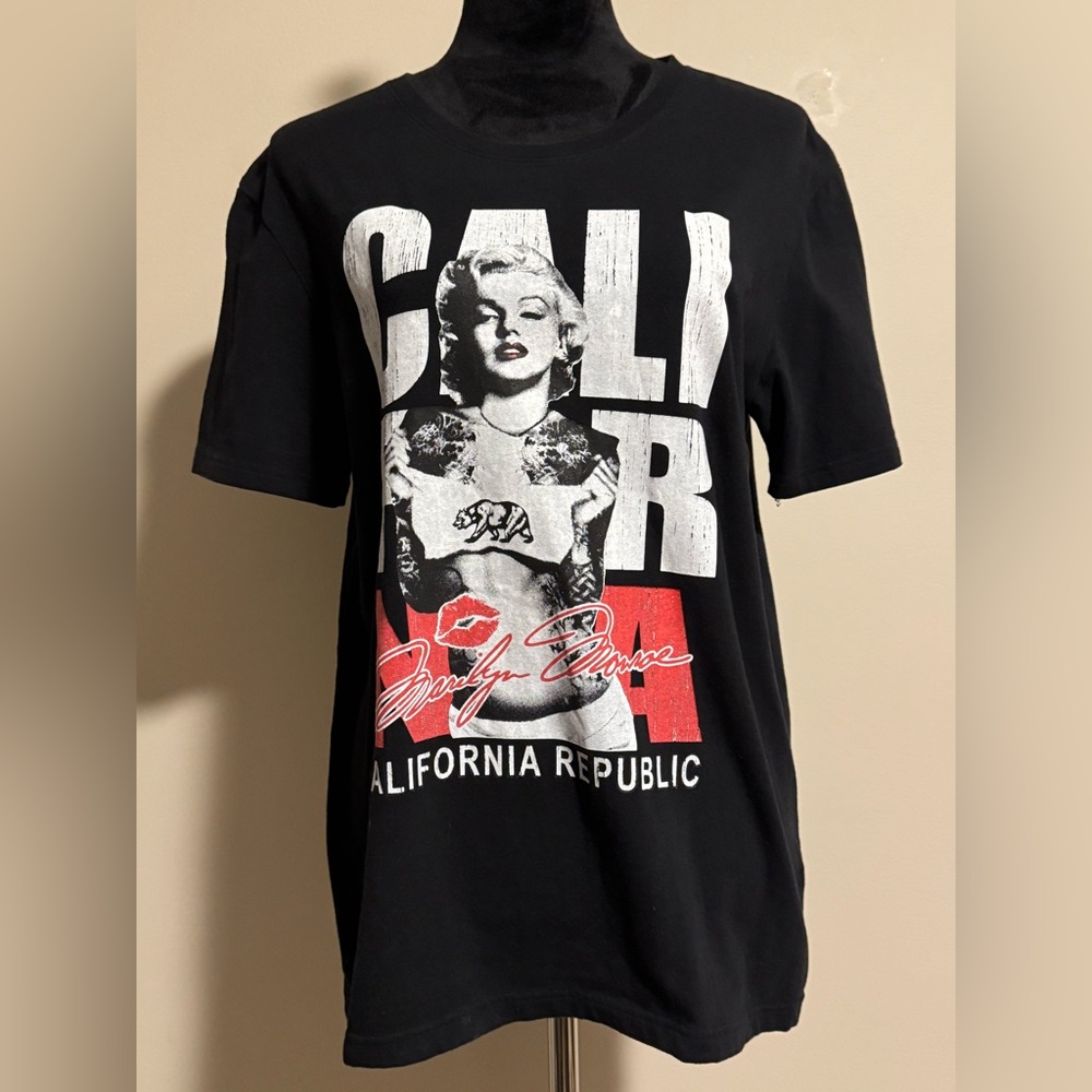 EUC Express Black and White Marilyn Monroe Graphic Tee size large